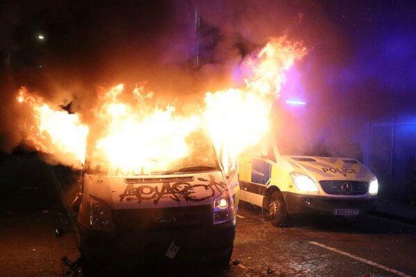 معترضان خودروهای پلیس را در بریستول انگلیس به آتش کشیدند